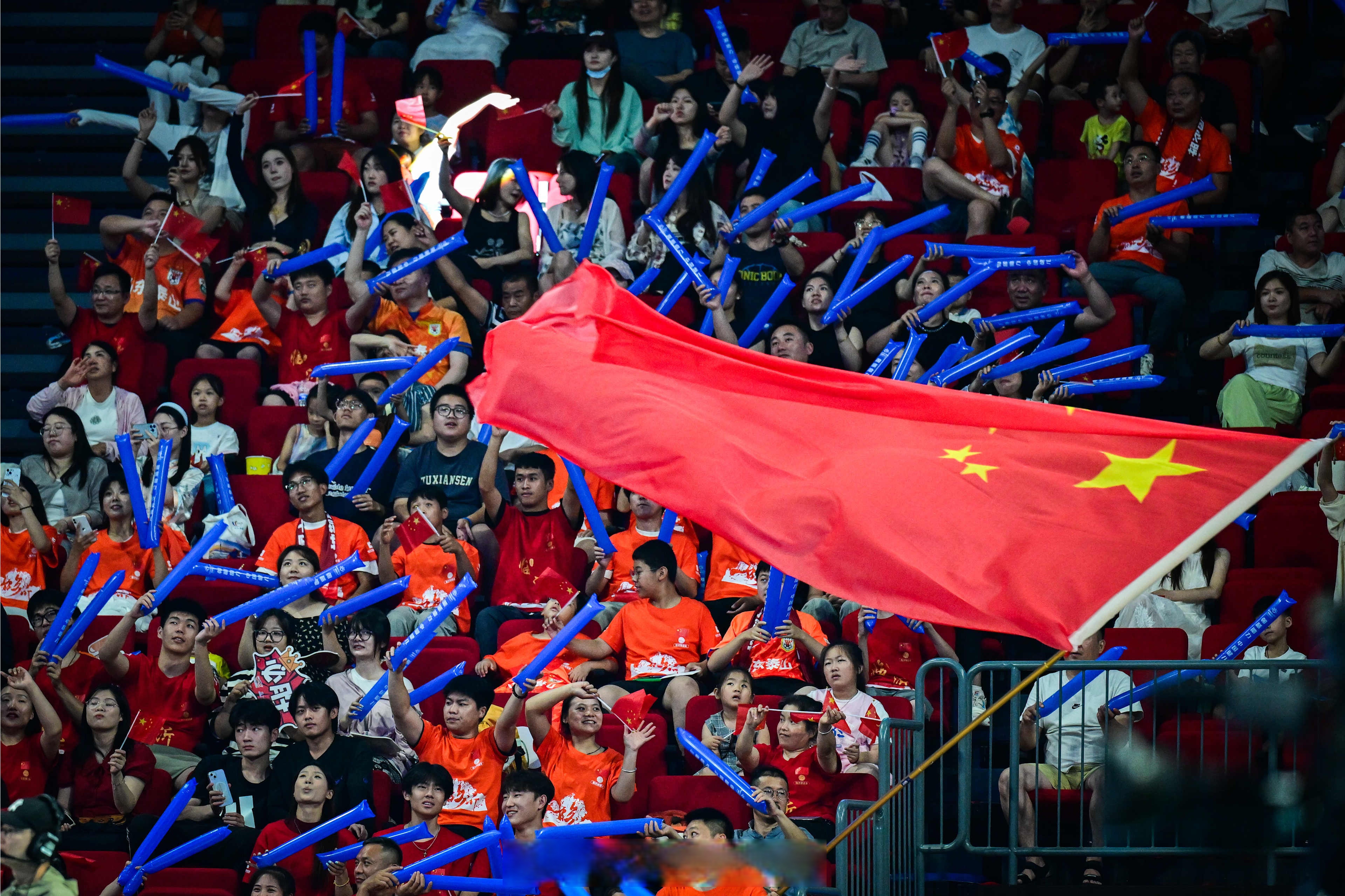 包含主场球迷狂欢待赛,球队气势如虹的词条 包含主场球迷狂欢待赛,球队气势如虹的词条