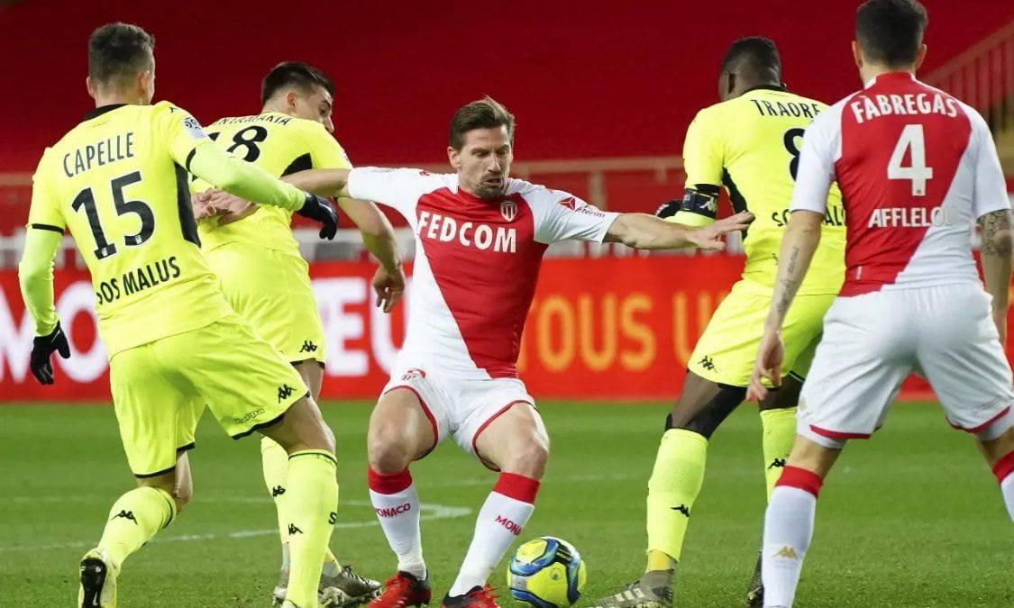 包含斯特拉斯堡主场负于里昂，遭遇两连败的词条