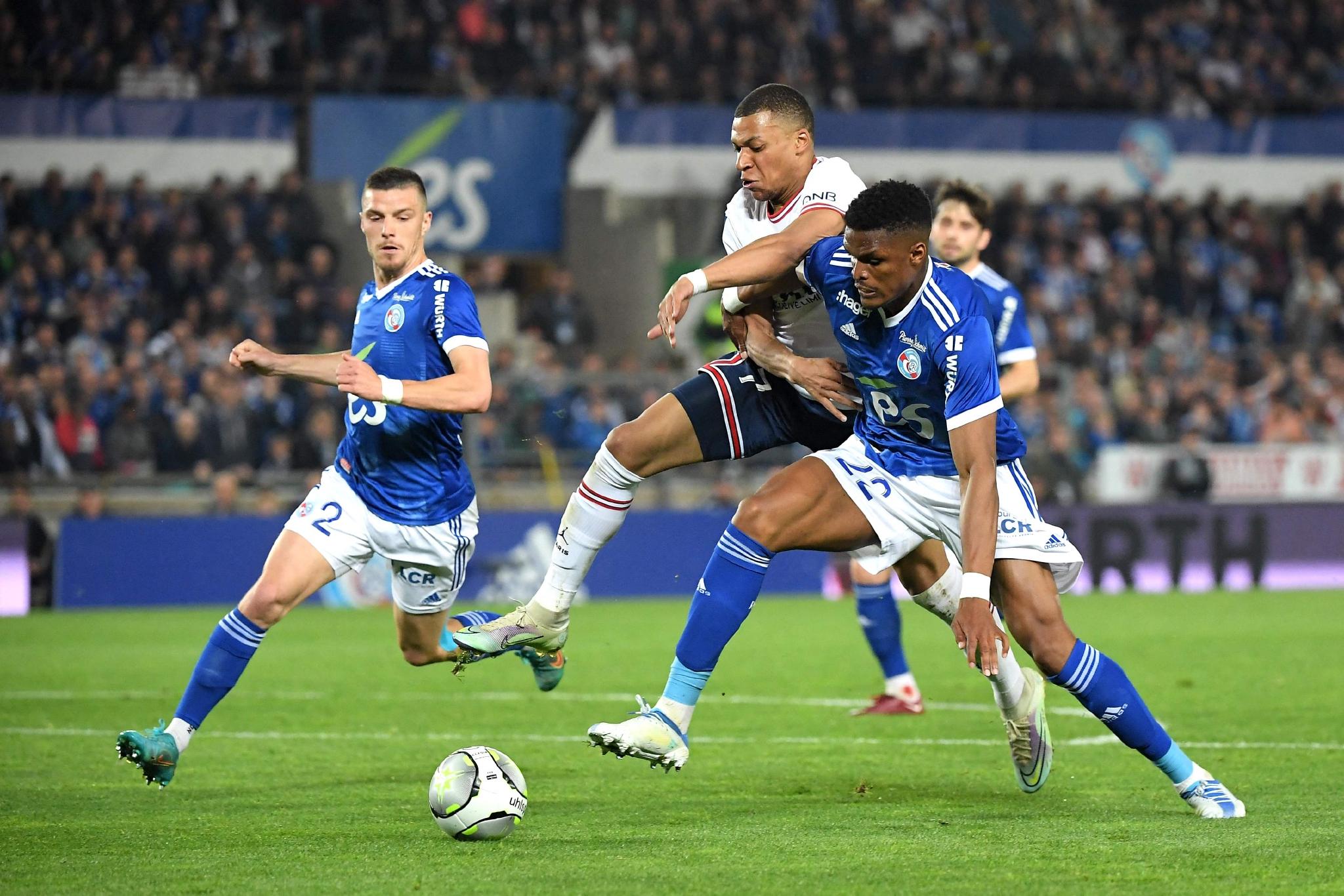 包含保级战猛烈进行，法甲各队争分夺冠的词条