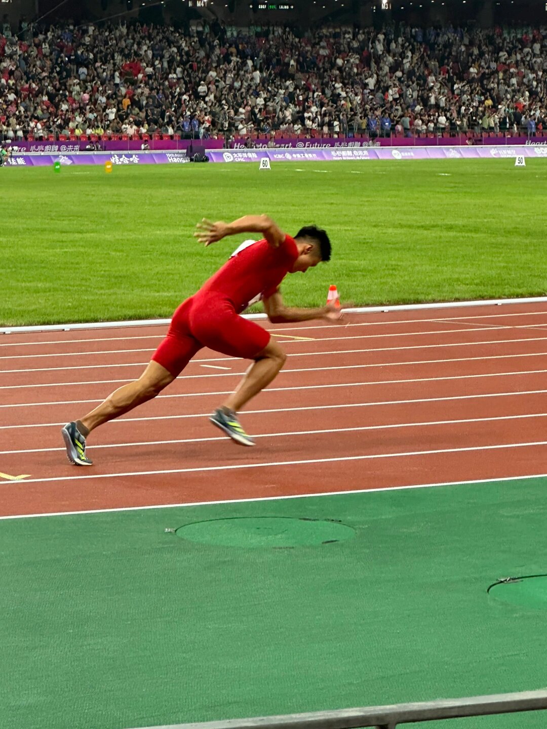 比赛中球员展现出了顽强的拼搏精神 比赛中球员展现出了顽强的拼搏精神