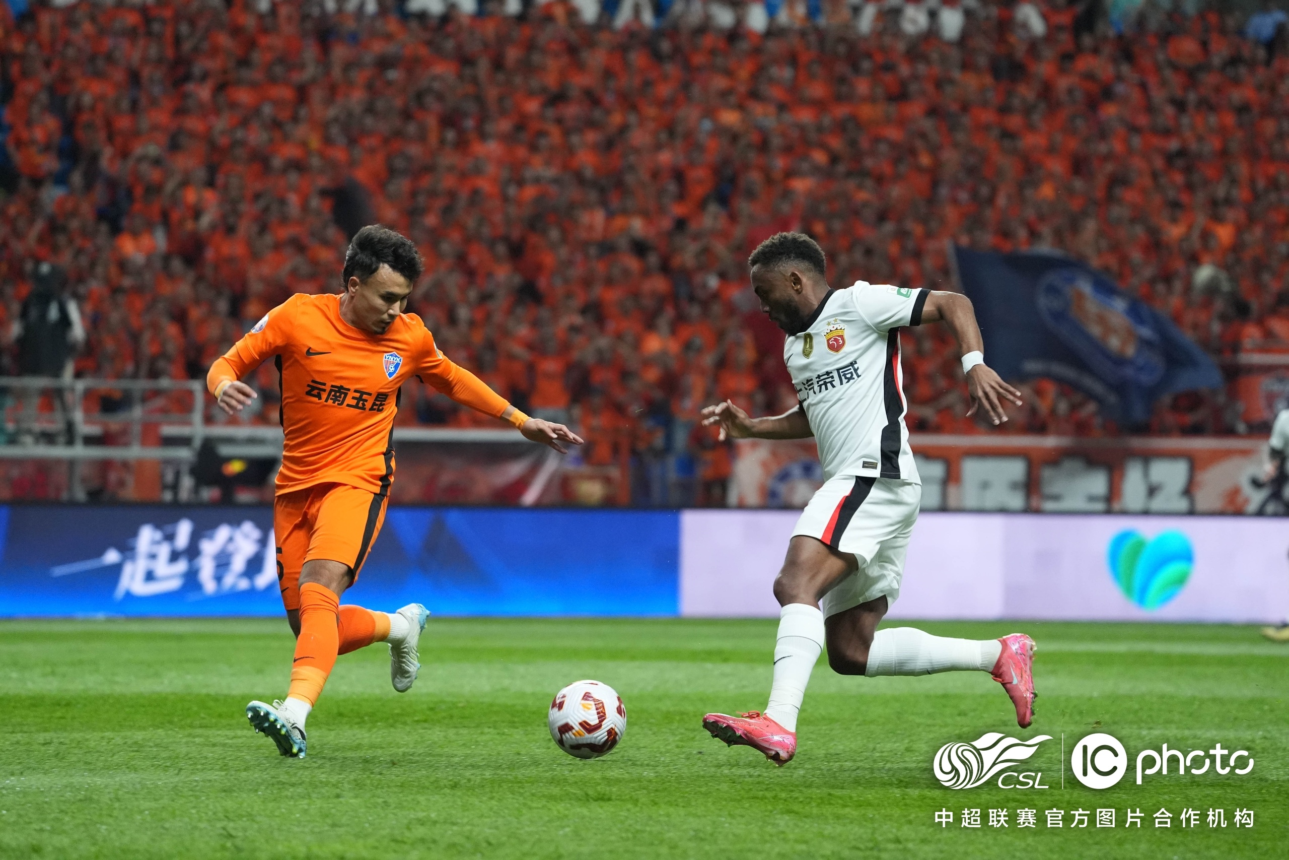 上港力克恒大,球队奋勇拼搏,赢得胜利 上港力克恒大,球队奋勇拼搏,赢得胜利