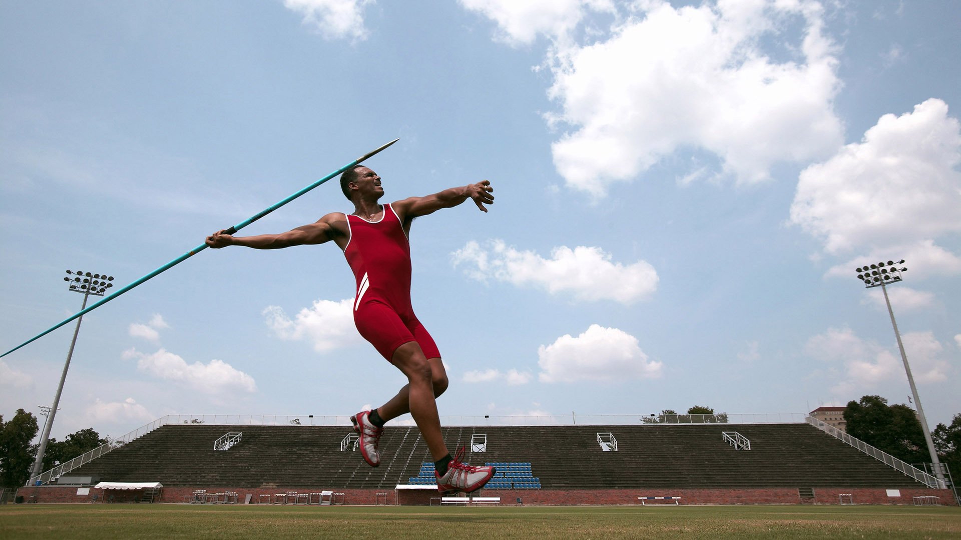 赛道与球场的双重奇迹,当字母哥在F1街道赛接管比赛